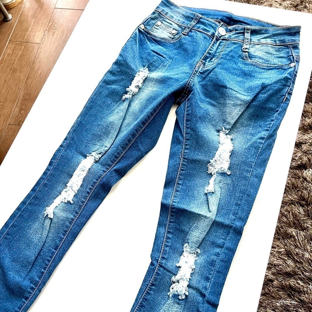 Bobโs Jeanโs Destroyed Skinny Denim, Sz 1/2๐๐๏ธ๐ Super flattering & Stretchyyyy - Picture 3 of 10
